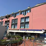 Sull\'Acqua Del Porto Antico
