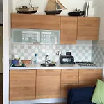 Sull\'Acqua Del Porto Antico