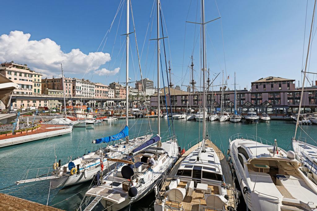 Sull'acqua Del Porto Antico Genova